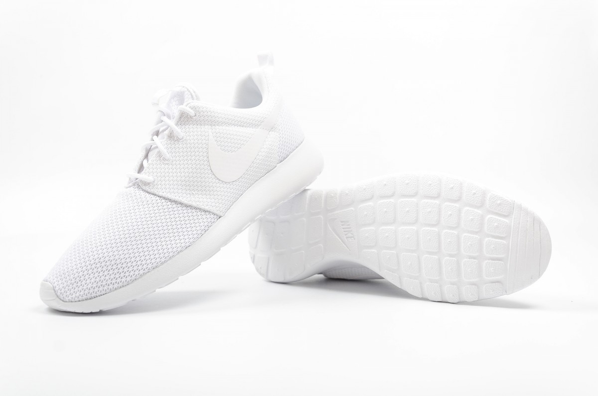 nike roshe one triple white