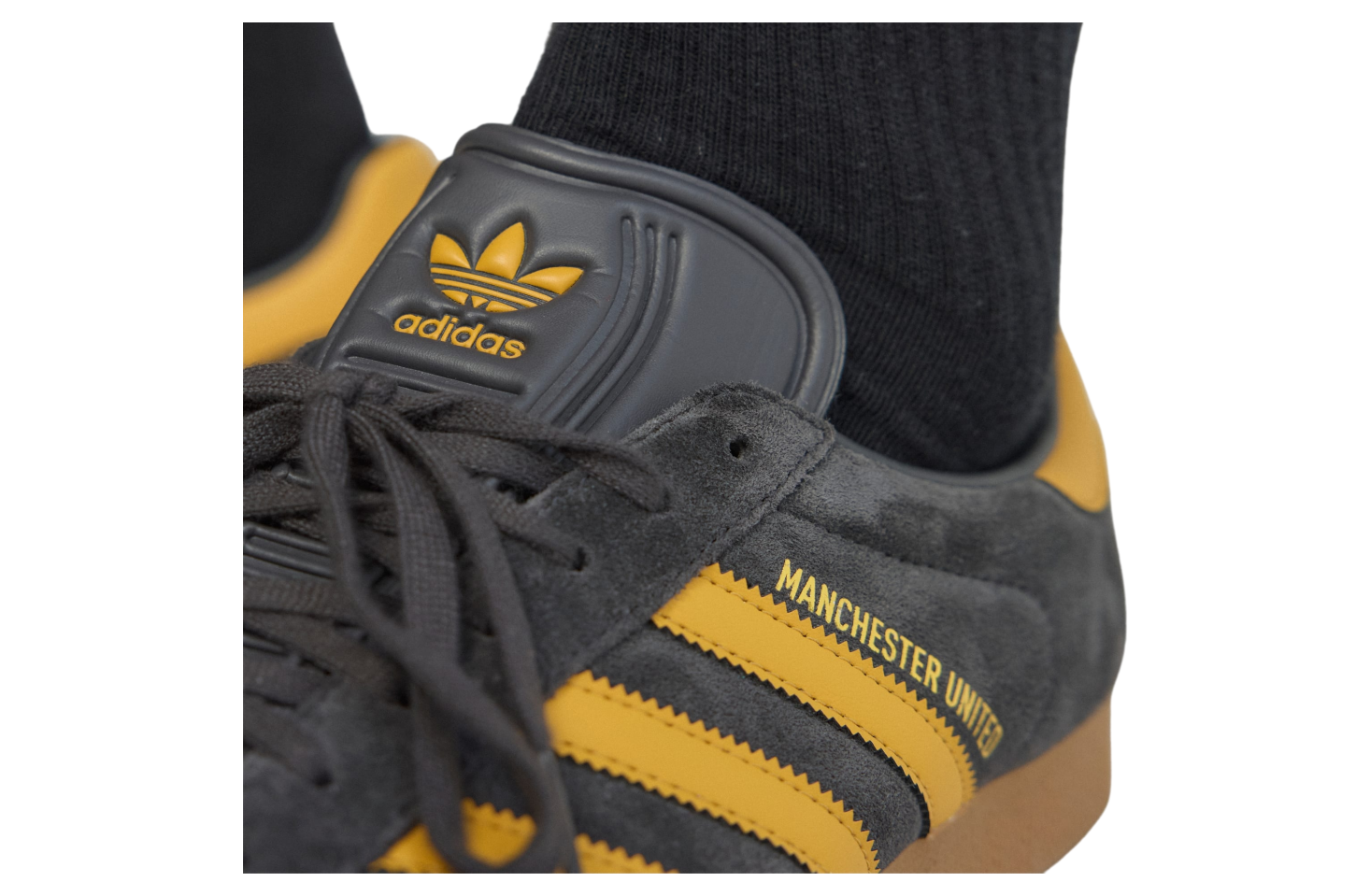 Adidas Gazelle Manchester United JR1410 Utility Black / Preloved Yellow Size 8.5 adidas Originals Gazelle x Manchester United - Utility Black  main image 3