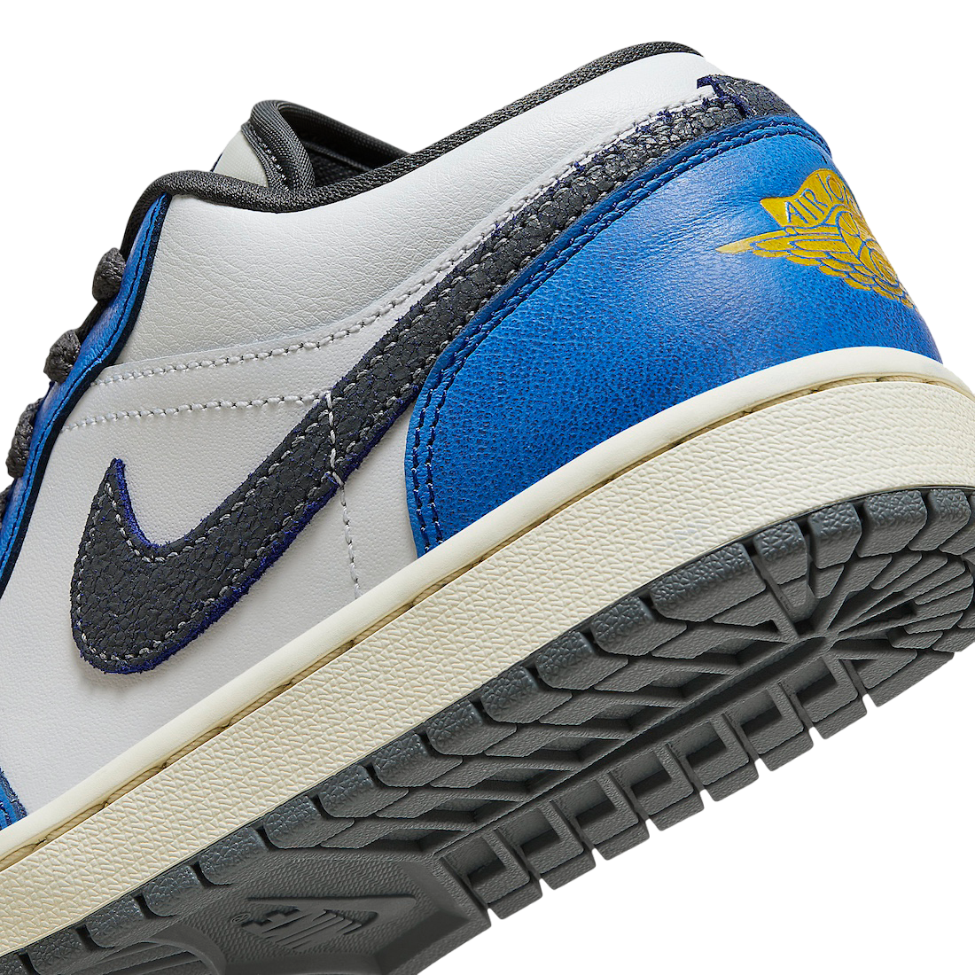 Air Jordan 1 Low SE Flight Vintage