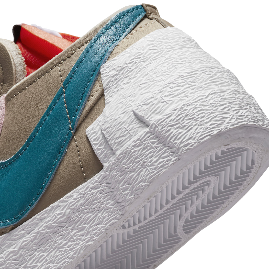 Kaws x sacai x Nike Blazer Low Reed DM7901-200