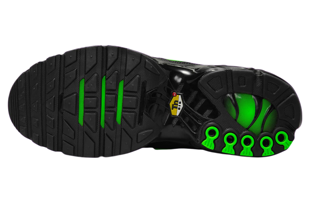 Nike Air Max Plus Black / Green Strike