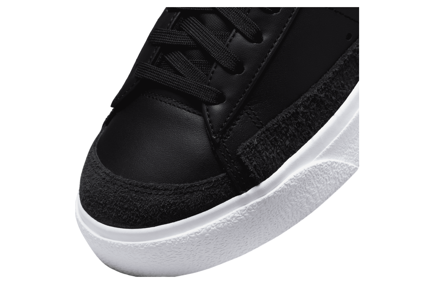 Nike Blazer Low Platform WMNS Black / White