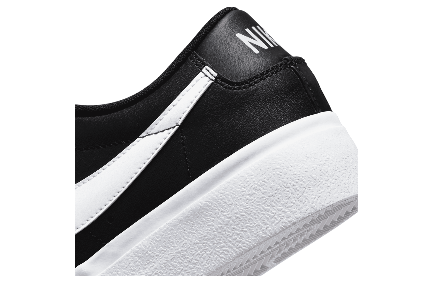 Nike Blazer Low Platform WMNS Black / White