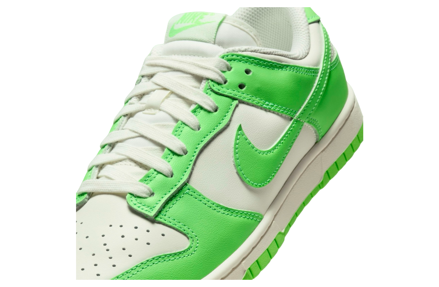 Nike Dunk Low WMNS Green Strike / Sail