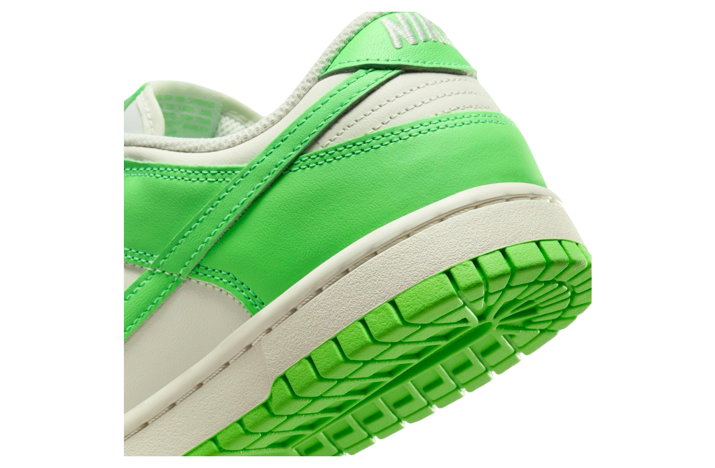 Nike Dunk Low WMNS Green Strike / Sail