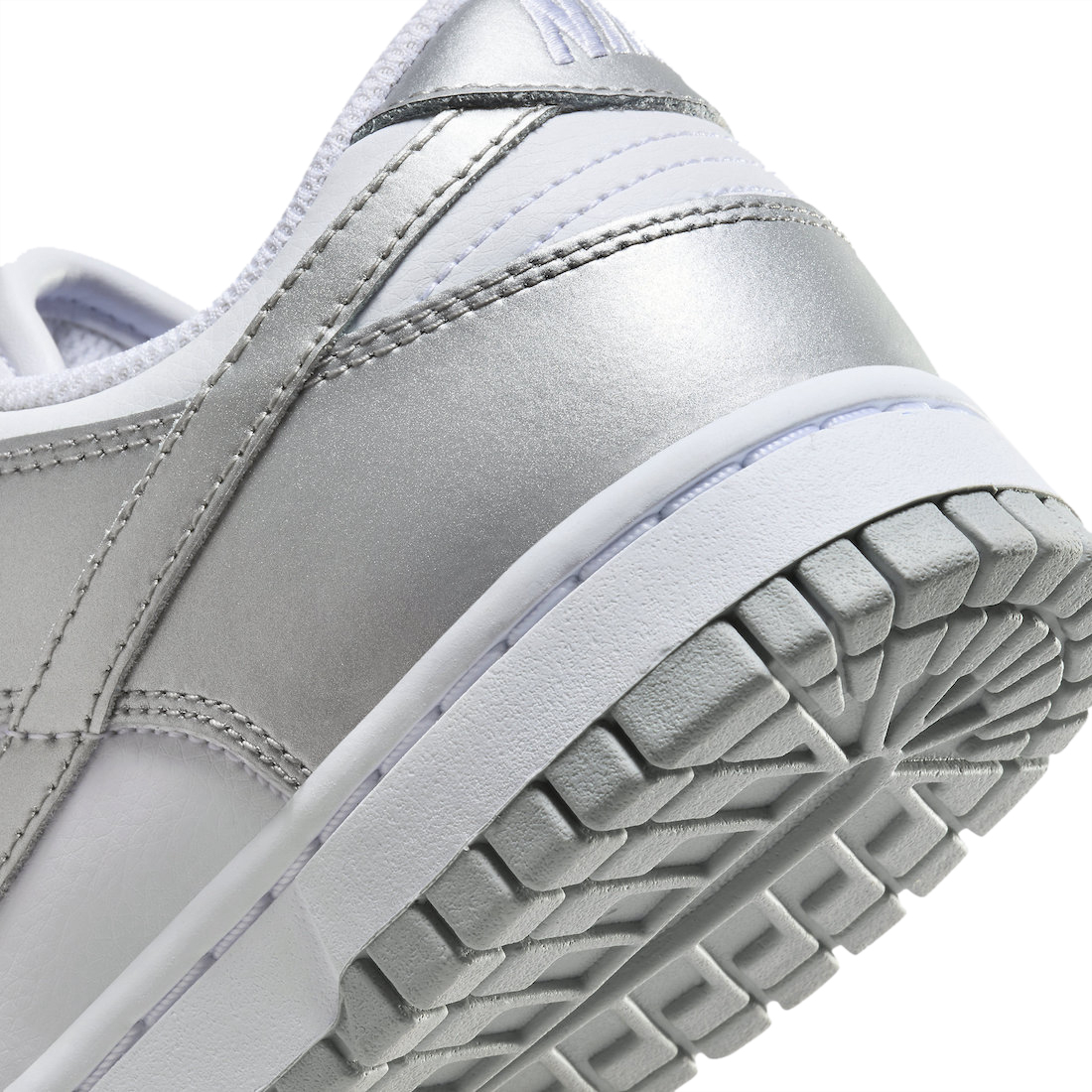 Nike Dunk Low WMNS Metallic Silver