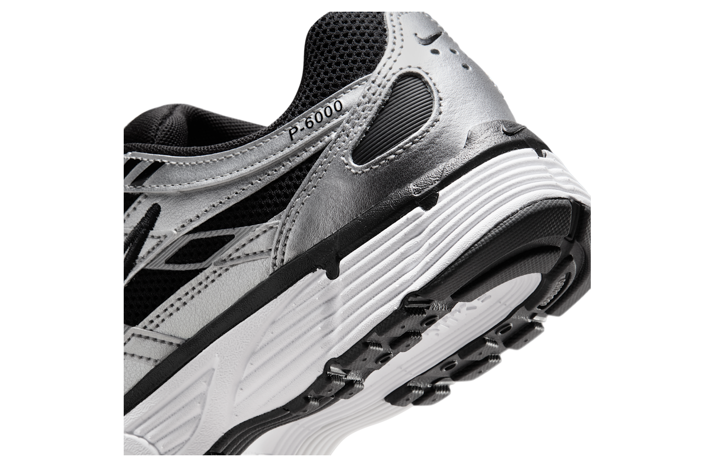 Nike P-6000 WMNS Metallic Silver / Black