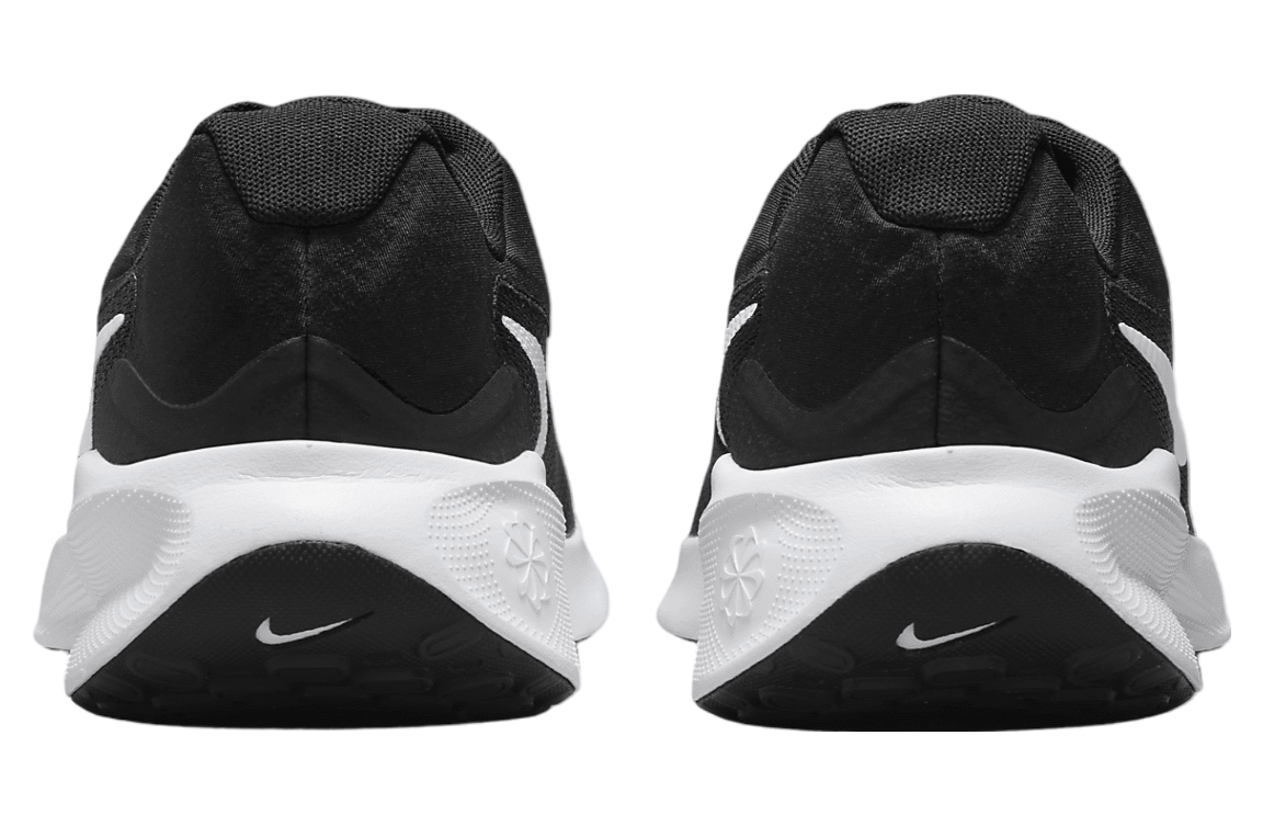 Nike Revolution 7 Black / White (Extra Wide)