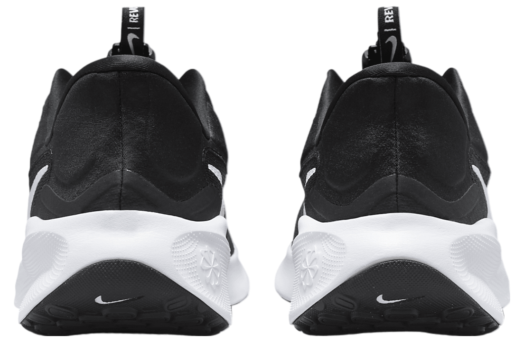 Nike Revolution 7 EasyOn Black / White