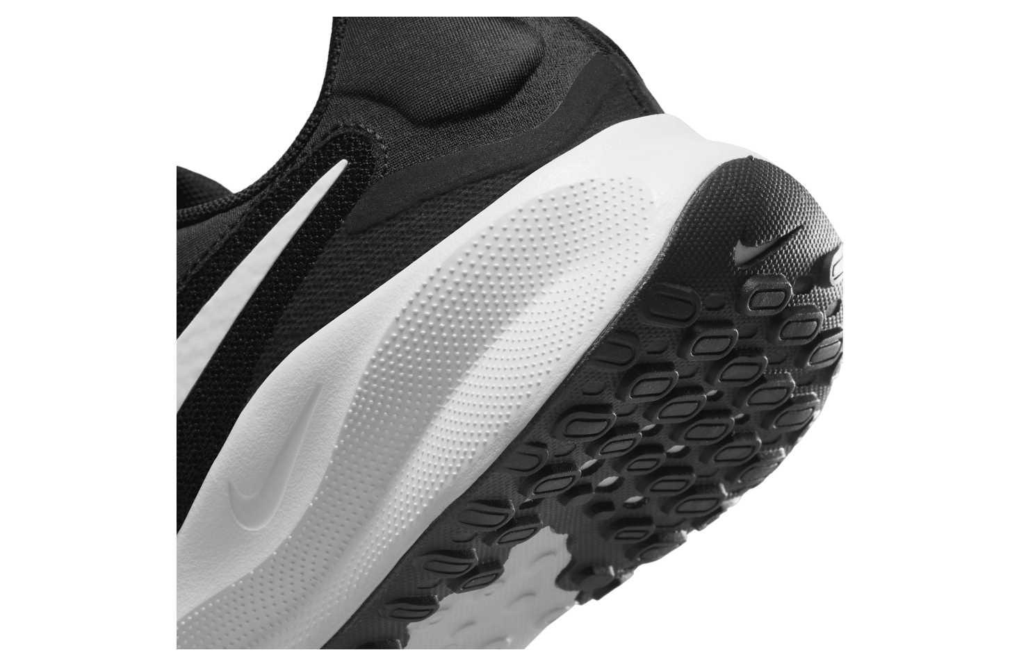 Nike Revolution 7 WMNS Black / White (Extra Wide)