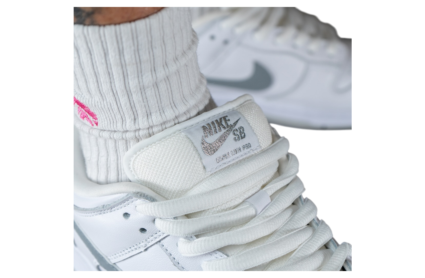 Supreme x Nike SB Dunk Low White / Metallic Silver-White Supreme x Nike SB Dunk Low White / Metallic Silver-White