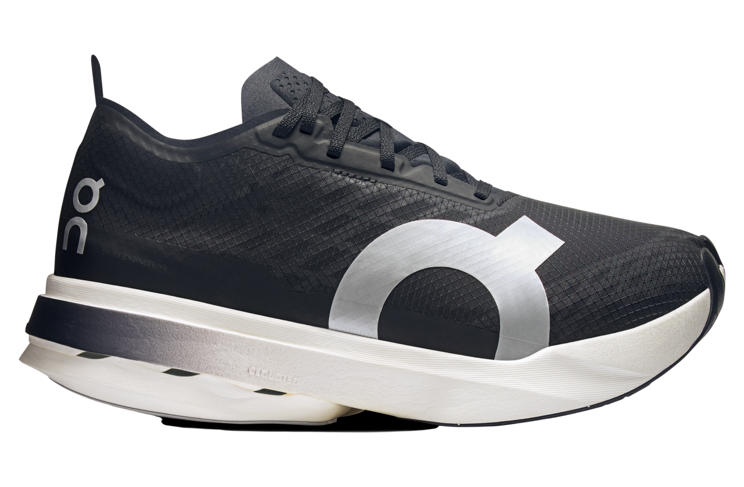 On Cloudboom Strike WMNS Black / White